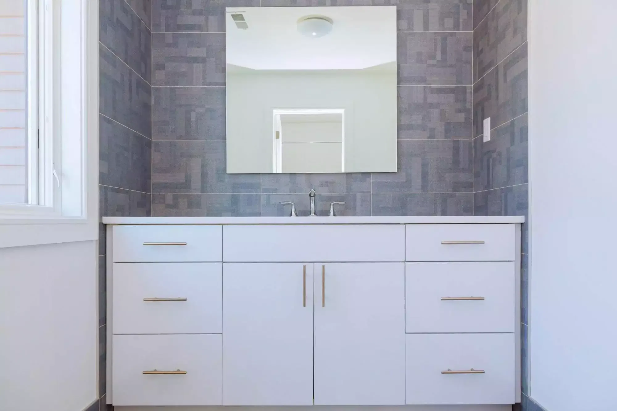 Read more about the article Custom Bathroom Vanity and Cabinets